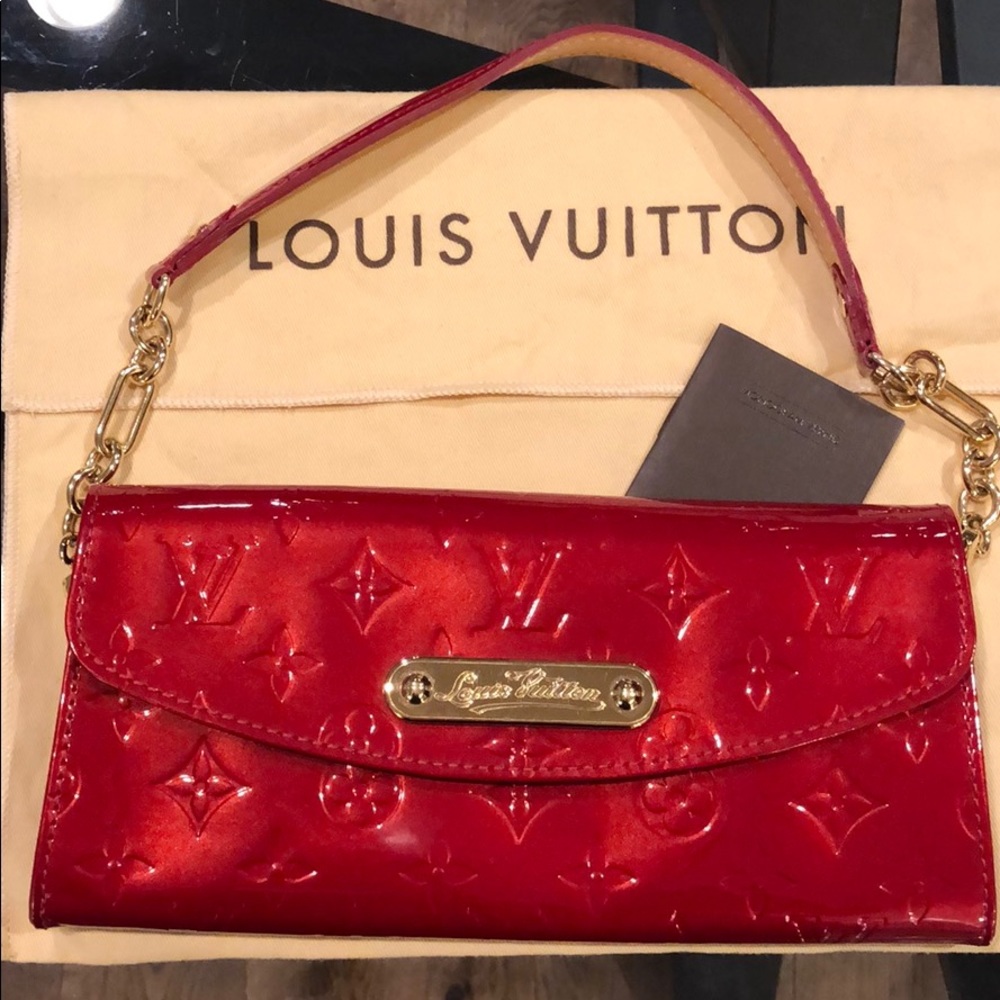 Like new! Louis Vuitton Vernis wallet on chain 😍